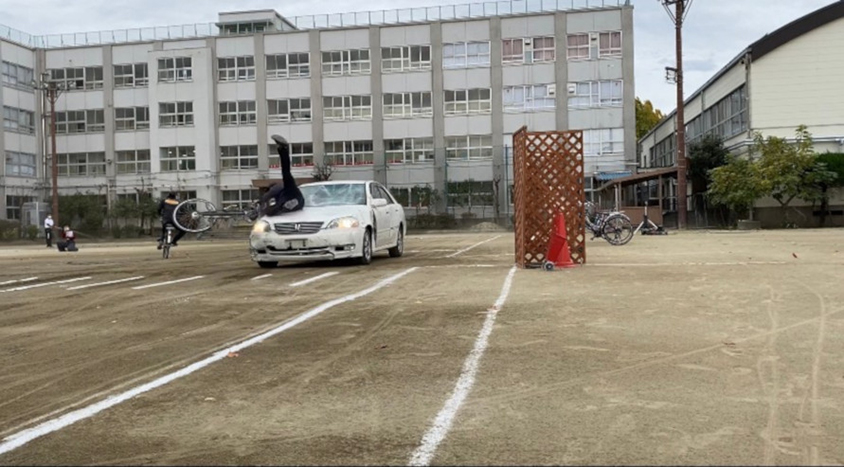 反対車線側から呼ばれて一時停止せず交差点に入った自転車が走ってきたクルマにはね飛ばされてしまった