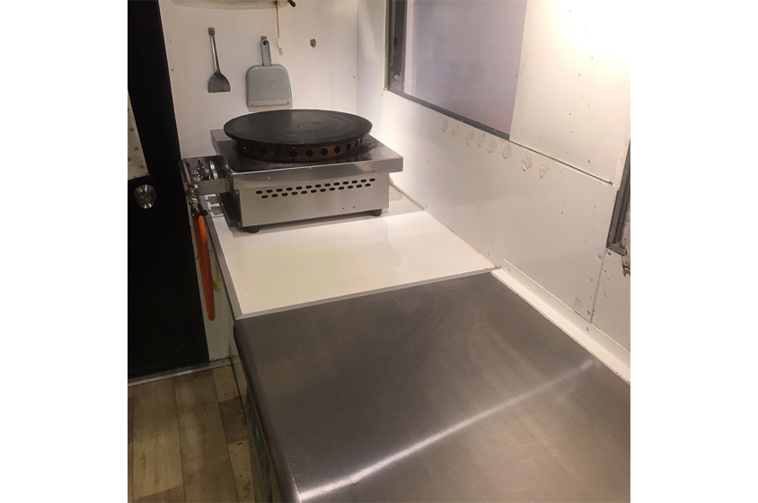 焼いているところが見えるようにクレープの焼き台も配置