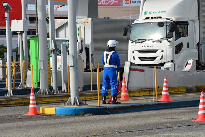 チェック係からの無線を聞いたときは、ETCレーンにいる隊員が該当車両を停止させる