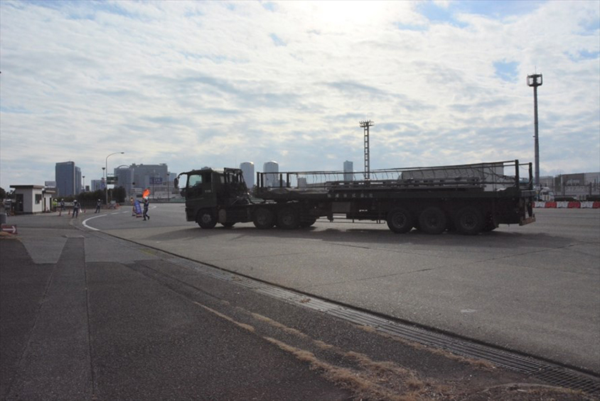 料金所を出たところにある、車両の重量を測定する機器のところに該当の車両を誘導する