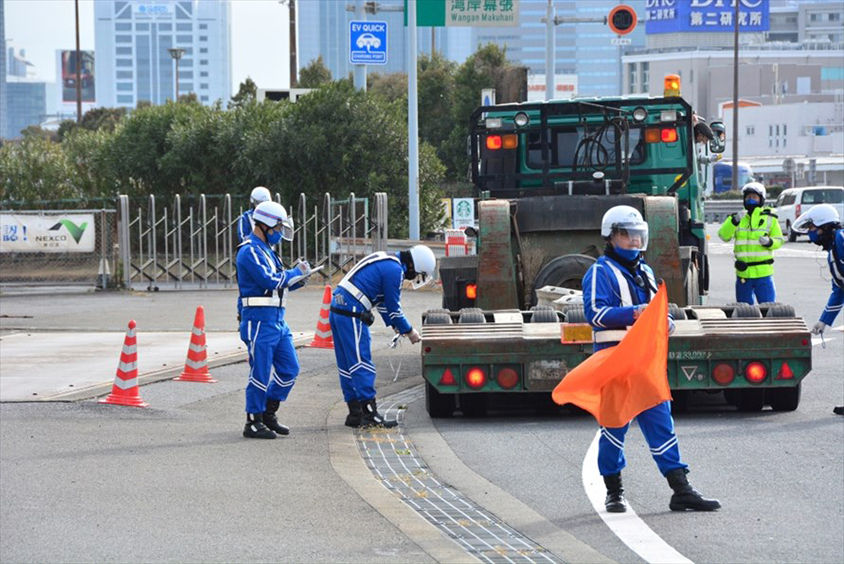 重量だけでなく、車両の幅や高さもチェックしています