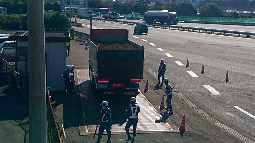 車両が停まっている金属板の部分が車両重量測定器。横のプレハブ内に測定結果が表示される