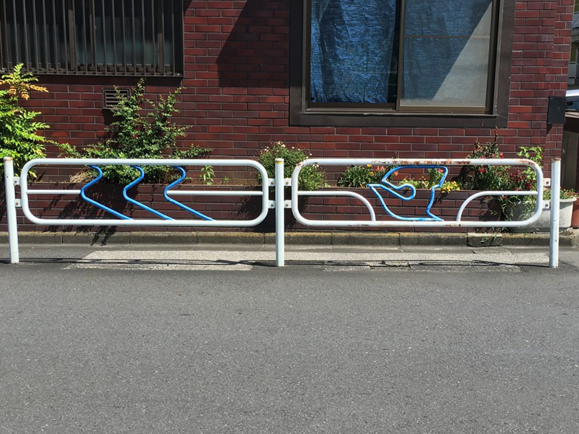 江戸川区のガードパイプ。右は江戸川区章のモチーフ、左は川の流れをイメージさせるデザイン