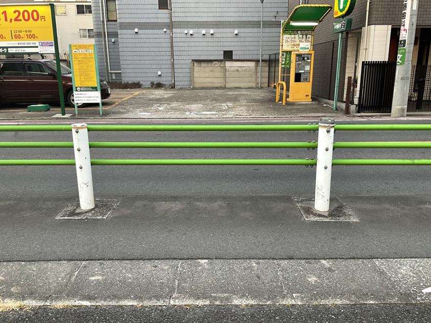 一般的な車両用防護柵。通常は白色だが、ビームの色が緑色の場合は通学路に指定されている道路