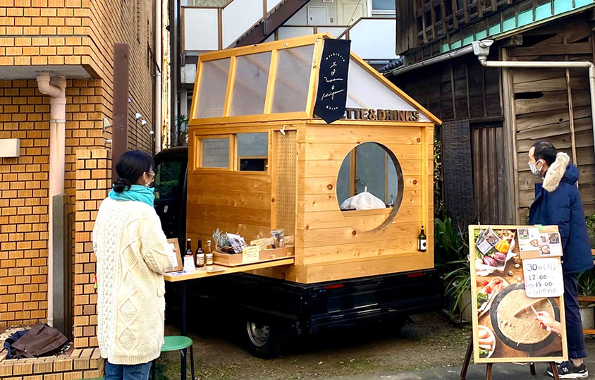 円窓が印象的 手作りの木造小屋が目を引く 道草hutte キッチンカー探訪 トヨタ自動車のクルマ情報サイト Gazoo
