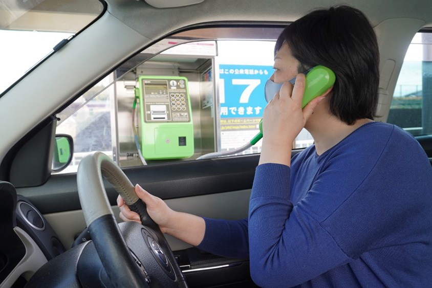 日本でたった一台！ クルマに乗ったまま電話が掛けられる「ドライブスルー公衆電話」 | クルマ情報サイトｰGAZOO.com