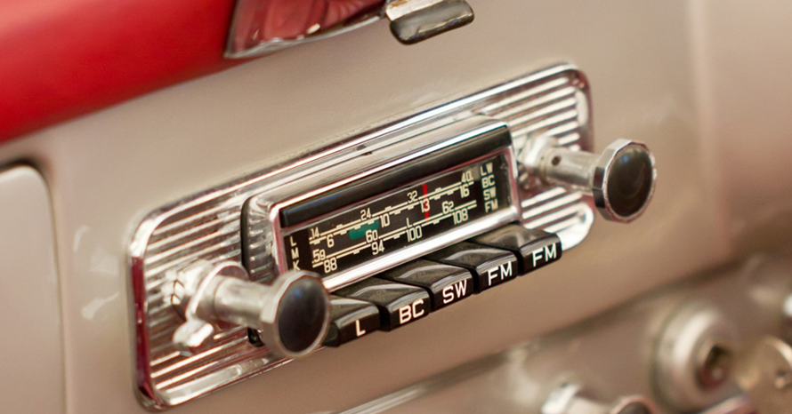 ラジオ→カセット→CDそしてストリーミングへ！カーオーディオの歴史を