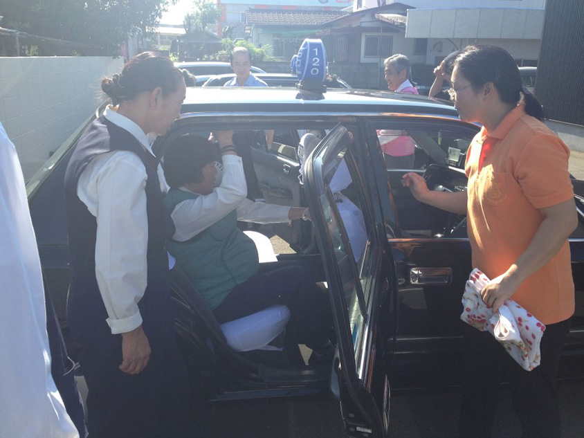 妊婦の心理や陣痛周期まで 助産師の研修を受けたドライバーが対応 ママサポートタクシー トヨタ自動車のクルマ情報サイト Gazoo