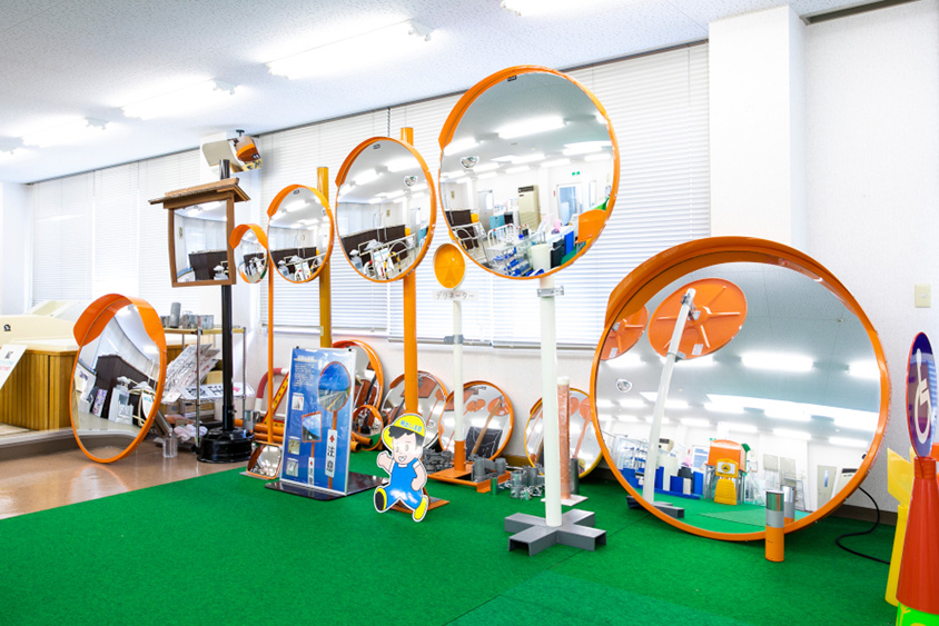 43基ものカーブミラーがずらりと並ぶワケ カーブミラー製造会社に聞いてみた トヨタ自動車のクルマ情報サイト Gazoo 43基ものカーブミラーがずらりと並ぶワケ カーブミラー製造会社に聞いてみた トヨタ自動車のクルマ情報サイト Gazoo