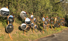 43基ものカーブミラーがずらりと並ぶワケ。カーブミラー製造会社に聞いてみた