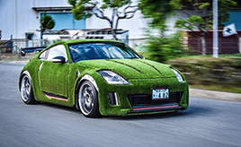 人工芝で覆われた「芝カー」とは？ ムーヴ、ライトエース、フェアレディZを自らカスタム