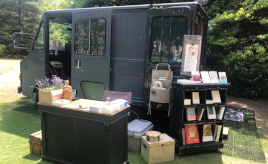 本と出会う空間をクルマでつくり出す　移動本屋　ペンギン文庫