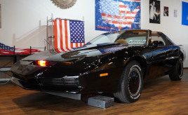 アメリカで80年代に放映された『ナイトライダー』のドリームカー「ナイト2000」が間近で見られるカフェ