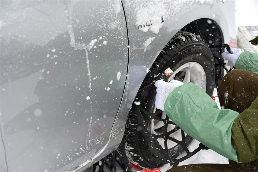 スタッドレスタイヤだけじゃない。雪道運転の前に必要な準備【初心者