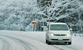 スタッドレスタイヤだけじゃない。雪道運転の前に必要な準備【初心者向き】