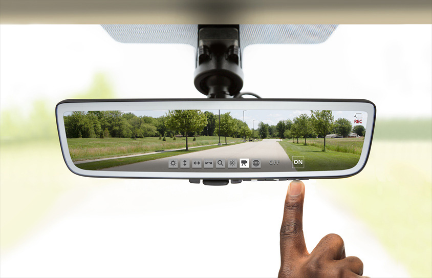 自動防眩ルームミラー の仕組みと将来のルームミラーの行方を聞いた トヨタ自動車のクルマ情報サイト Gazoo 自動防眩ルームミラー の仕組みと将来のルームミラーの行方を聞いた トヨタ自動車のクルマ情報サイト Gazoo