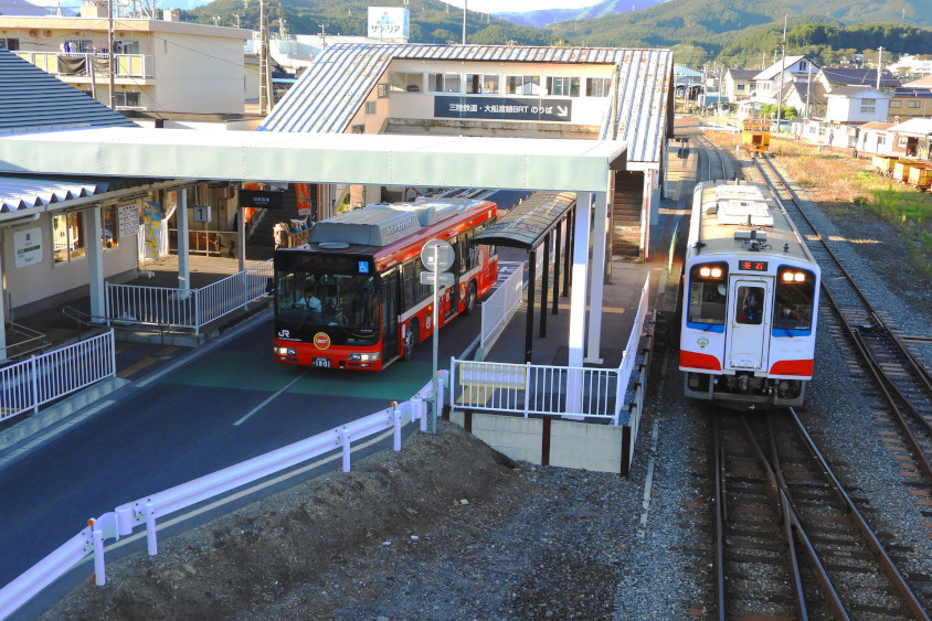 鉄道のホームにBRT（Bus Rapid Transit バス　ラピッド　トランジット）のバスが直接乗り入れる盛（さかり）駅