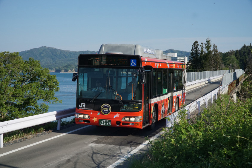 専用道を走るBRT（Bus Rapid Transit バス　ラピッド　トランジット）のバス