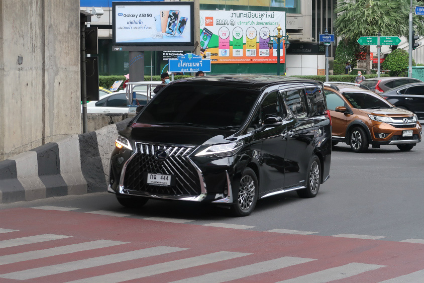 タイでも見かけるレクサスLM
