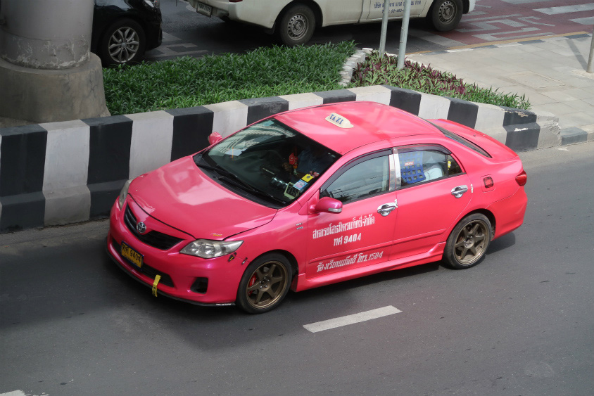 タイで見かけるレーシーなタクシー
