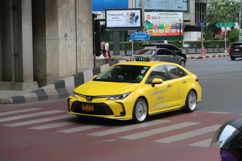 タイで見かけるエアロパーツを付けたタクシー