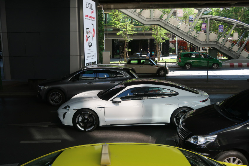 タイで見かけるポルシェ「タイカン」