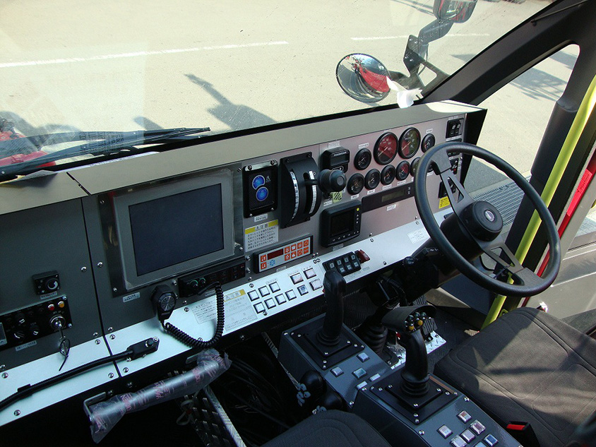 MAF-100Cの運転席まわり