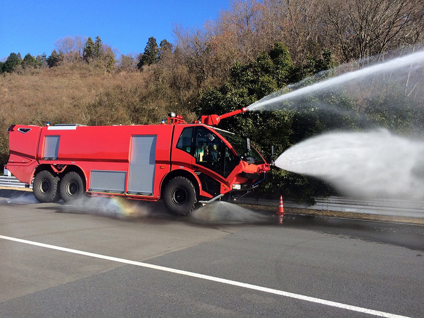 大きさだけじゃない！巨大な「空港の消防車」は機能も性能も、桁違い