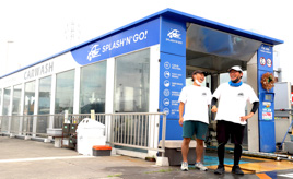 1台あたり約３分で完了！ ベルトコンベヤで進むドライブスルーの洗車機 