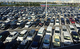駐車場所を忘れた時どうするか。広大な駐車場で車を見失ってしまう理由と対策。