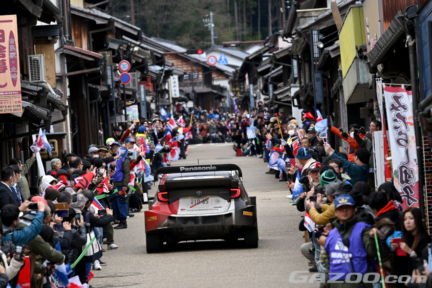 ラリージャパンで岩村リエゾンを走行するGR YARIS Rally1 HYBRID