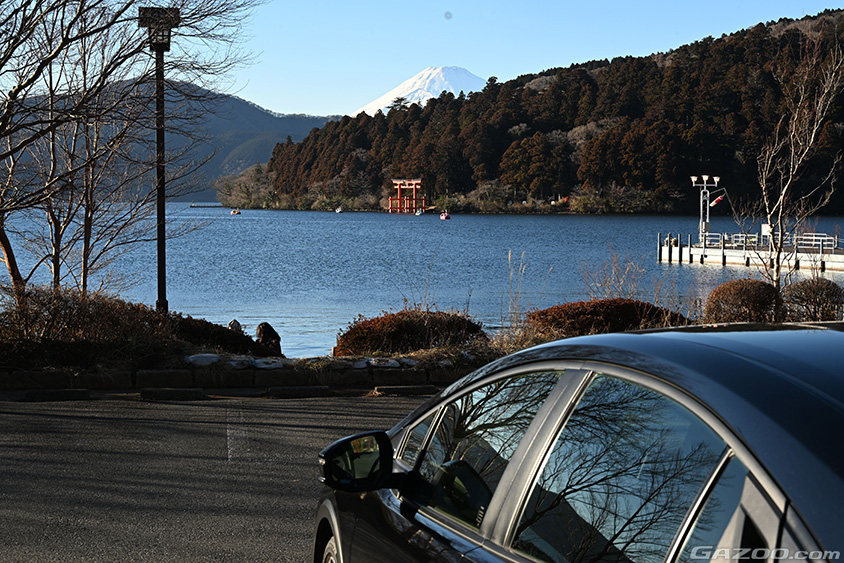 新型プリウス燃費計測走行ポイントの元箱根より芦ノ湖、富士山を望む