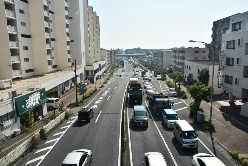 横浜青葉IC近郊の国道246号線 市ヶ尾付近　写真：AC