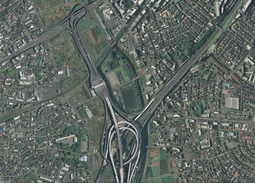 横浜青葉IC上空の航空画像　引用：国土地理院