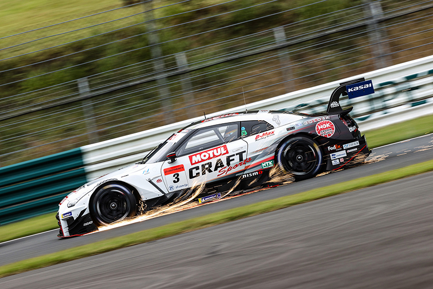 3号車CRAFTSPORTS MOTUL GT-R　車高下げてバチバチに攻めてます予選かな