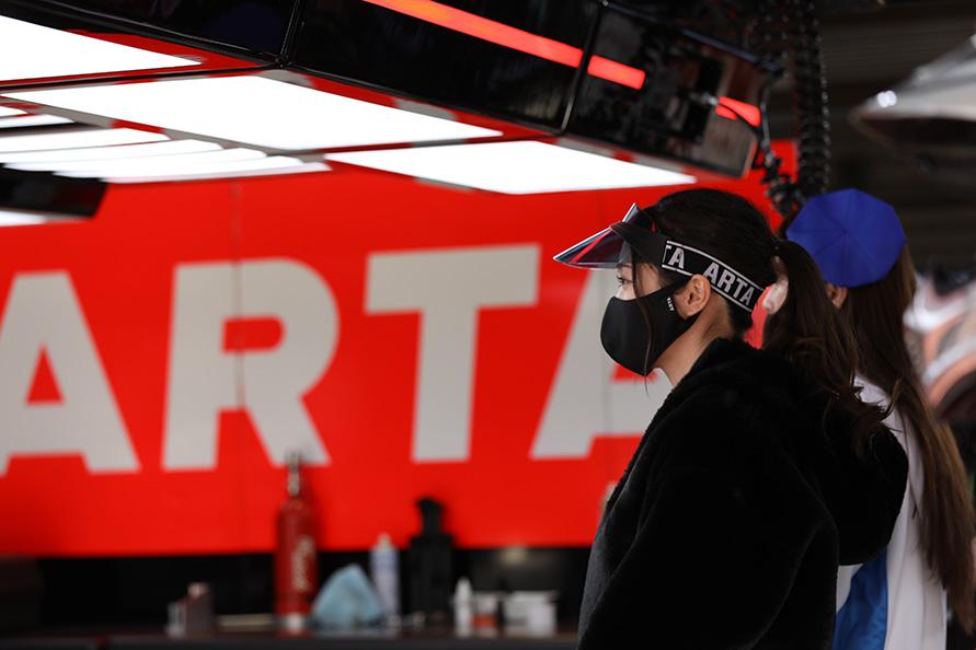 （レースクイーンの方々もじっと見守っていましたよ）