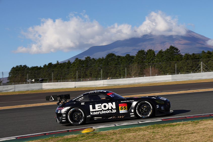 決勝では、65号車LEON PYRAMID AMGの前に出ればタイトル獲得でしたので、レース中抜いたシーンは熱かったですね
