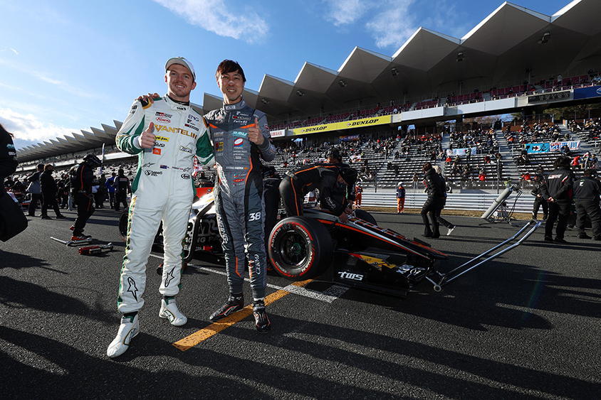 グリッドにて、ニック・キャシディ選手、石浦宏明選手と記念撮影