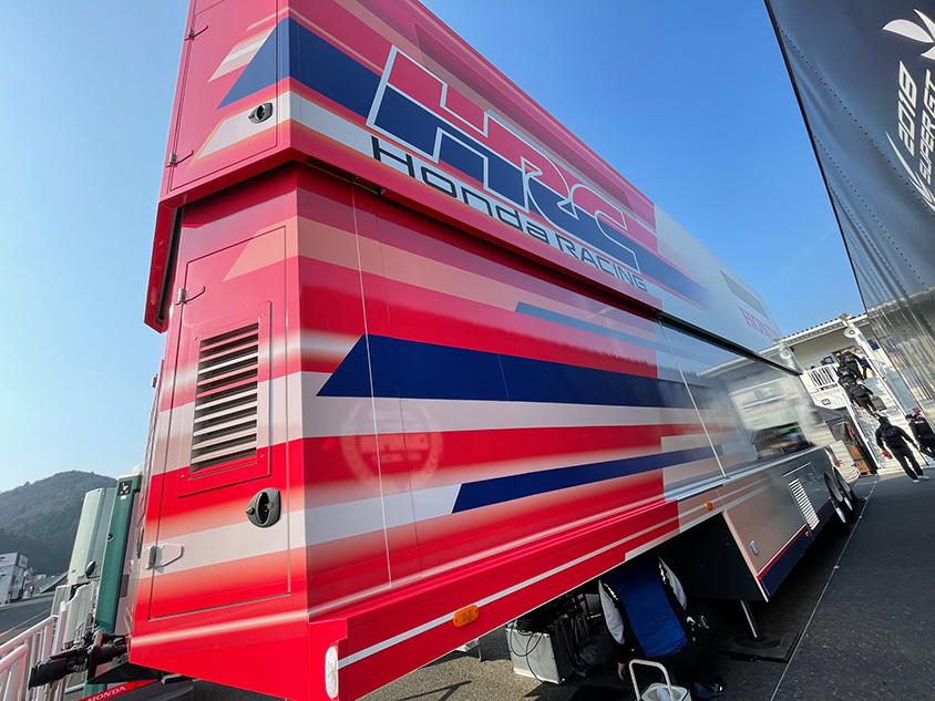 SUPER GT岡山公式テストで並ぶトランスポーター