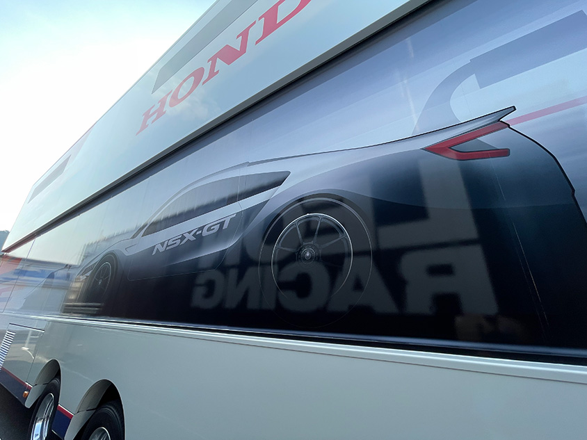 SUPER GT岡山公式テストで並ぶトランスポーター