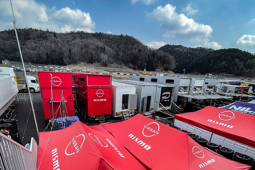 SUPER GT岡山公式テストで並ぶトランスポーター