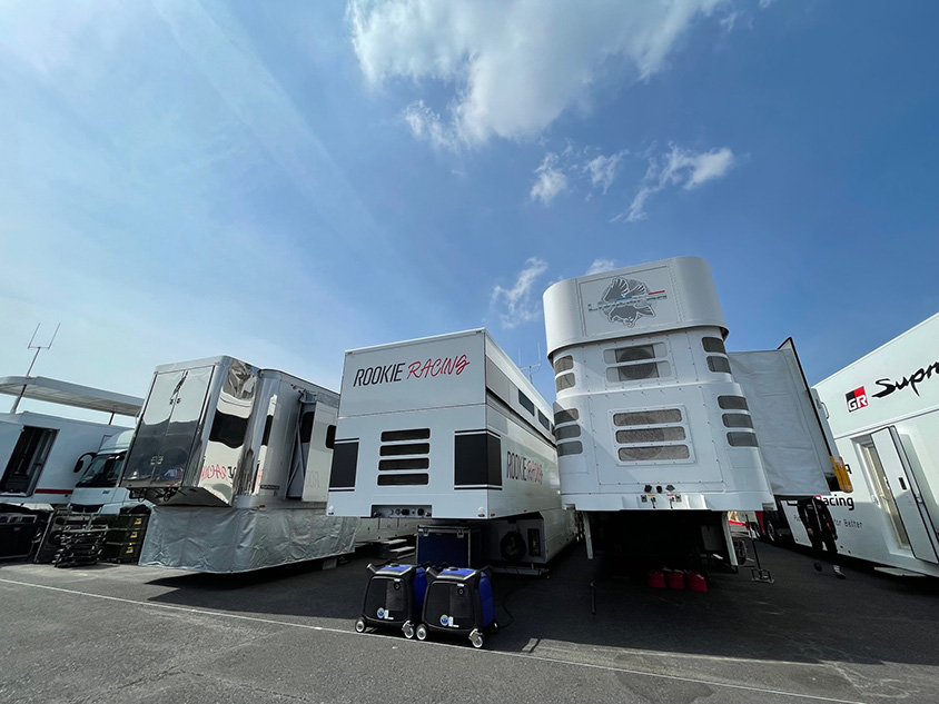 SUPER GT岡山公式テストで並ぶトランスポーター