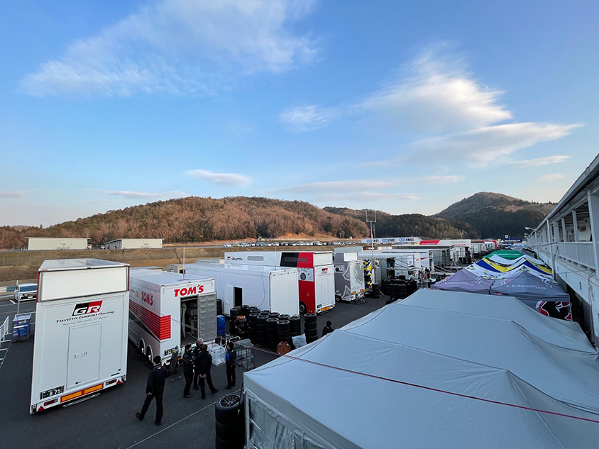 SUPER GT岡山公式テスト　トンラスポーターとGTカー