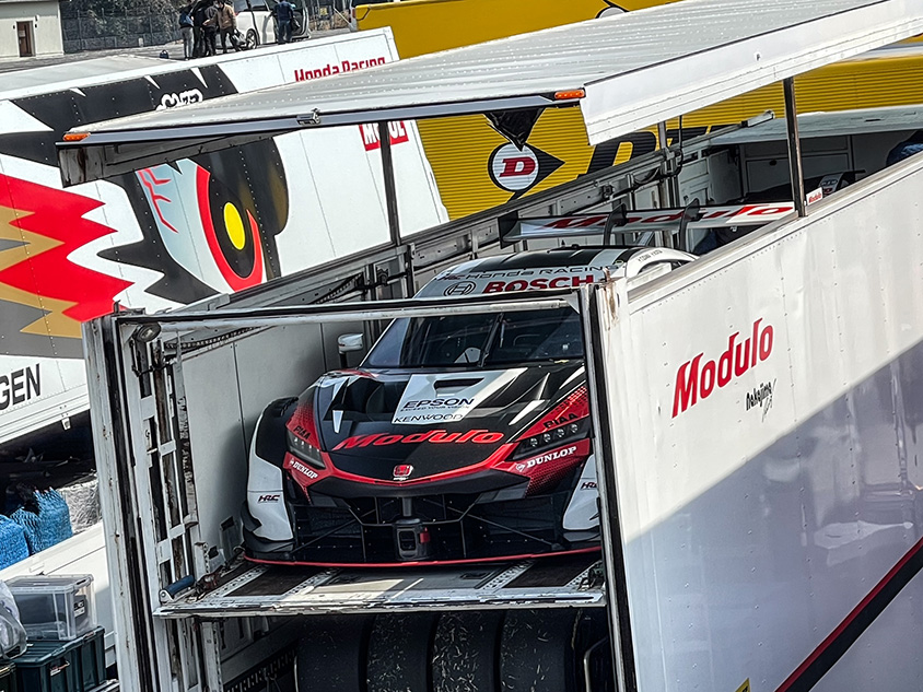 SUPER GT岡山公式テスト トンラスポーターとGTカー