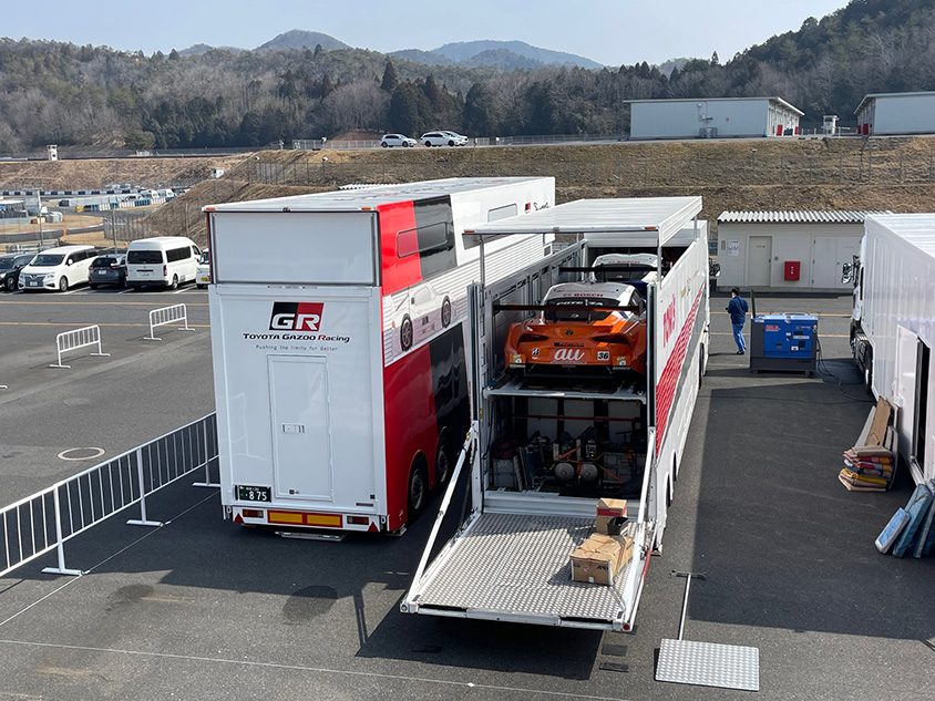 SUPER GT岡山公式テスト　トンラスポーターとGTカー
