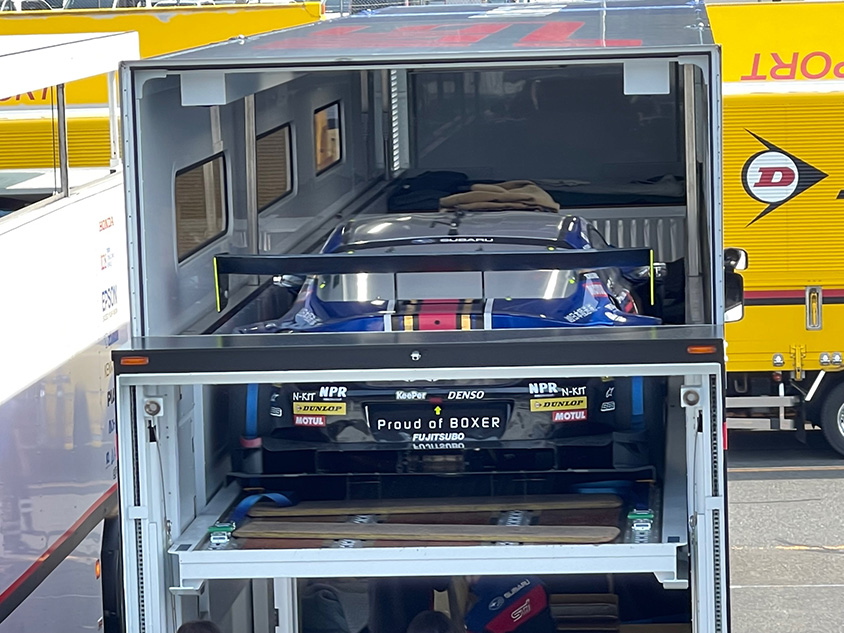 SUPER GT岡山公式テスト　トンラスポーターとGTカー