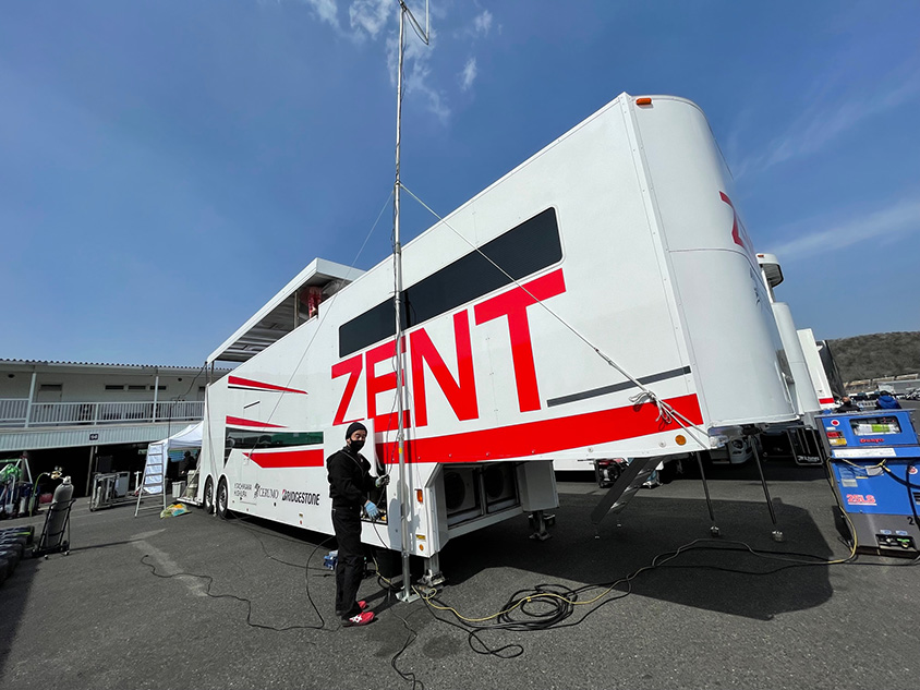 38号車TGR TEAM ZENT CERUMOのトンラスポーター