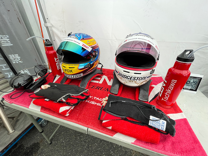 TGR TEAM ZENT CERUMOの立川祐路選手、石浦宏明選手のヘルメット