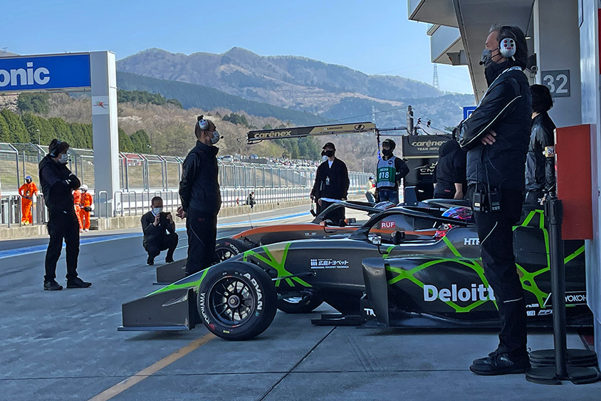 スーパーフォーミュラ・ライツ トムス36号車出走前のピットと山田淳監督