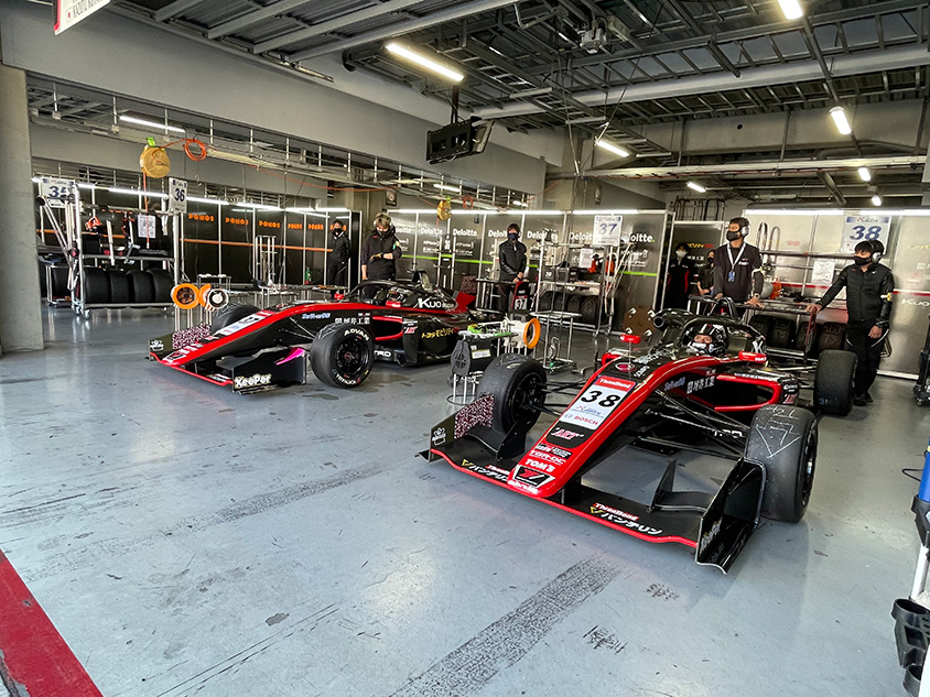 37号車Kuo モビリティ中京 TOM’S 320 と38号車Kuo モビリティ中京 TOM’S 320